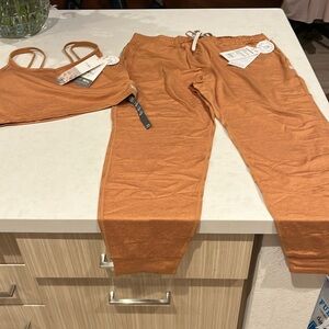 Vuori ladies dream knit set: large performance crop and large joggers